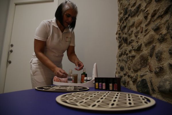 Viviana Althaus terapeuta preparando una sesión de biogeometría Sagrada para clienta en Sant Celoni