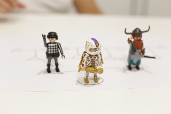 Muñecos playmobil para la realización de constelaciones con muñecos con Viviana Althaus terapeuta