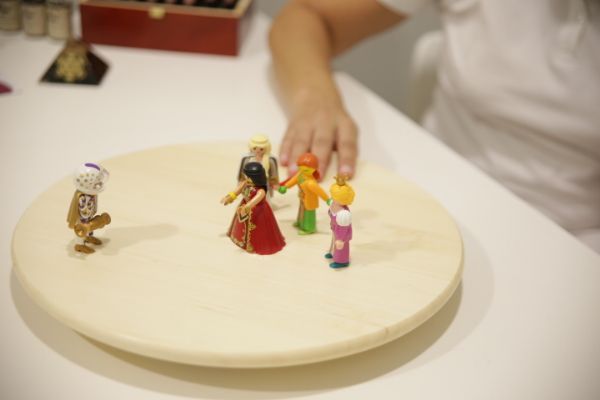 Viviana Althaus terapeuta realizando una sesión de constelaciones con muñecos y Genograma.