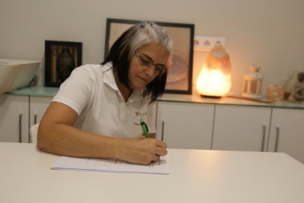 Viviana Althaus terapeuta escribiendo estudio de constelaciones familiares para una clienta online