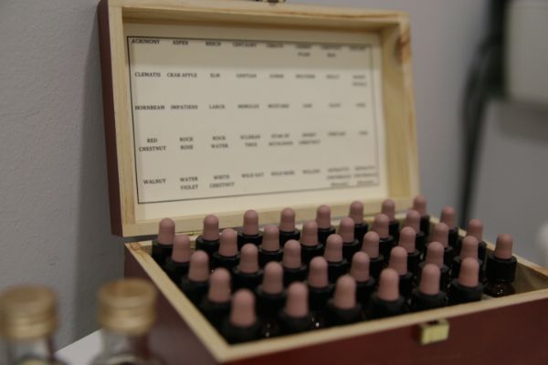 Caja con botellines de Flores de Bach, terapia realizada por Viviana Althaus online y en Sant Celoni