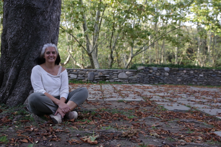 Viviana Althaus sentada en el bosque. Terapeuta Sant Celoni que realiza genograma y numerologia