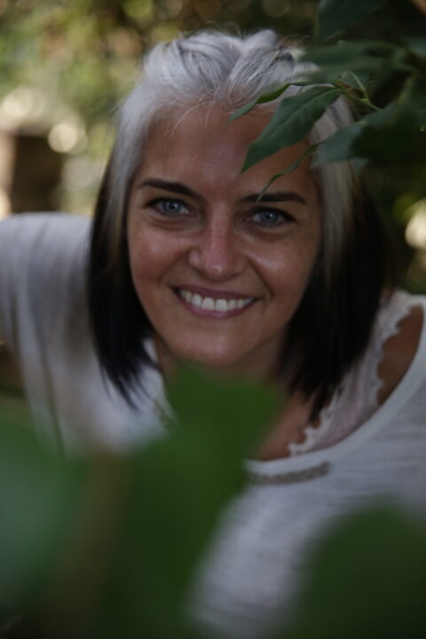Viviana Althaus sonriendo a cámara. Terapeuta Sant Celoni que realiza quiromasaje Sant Celoni