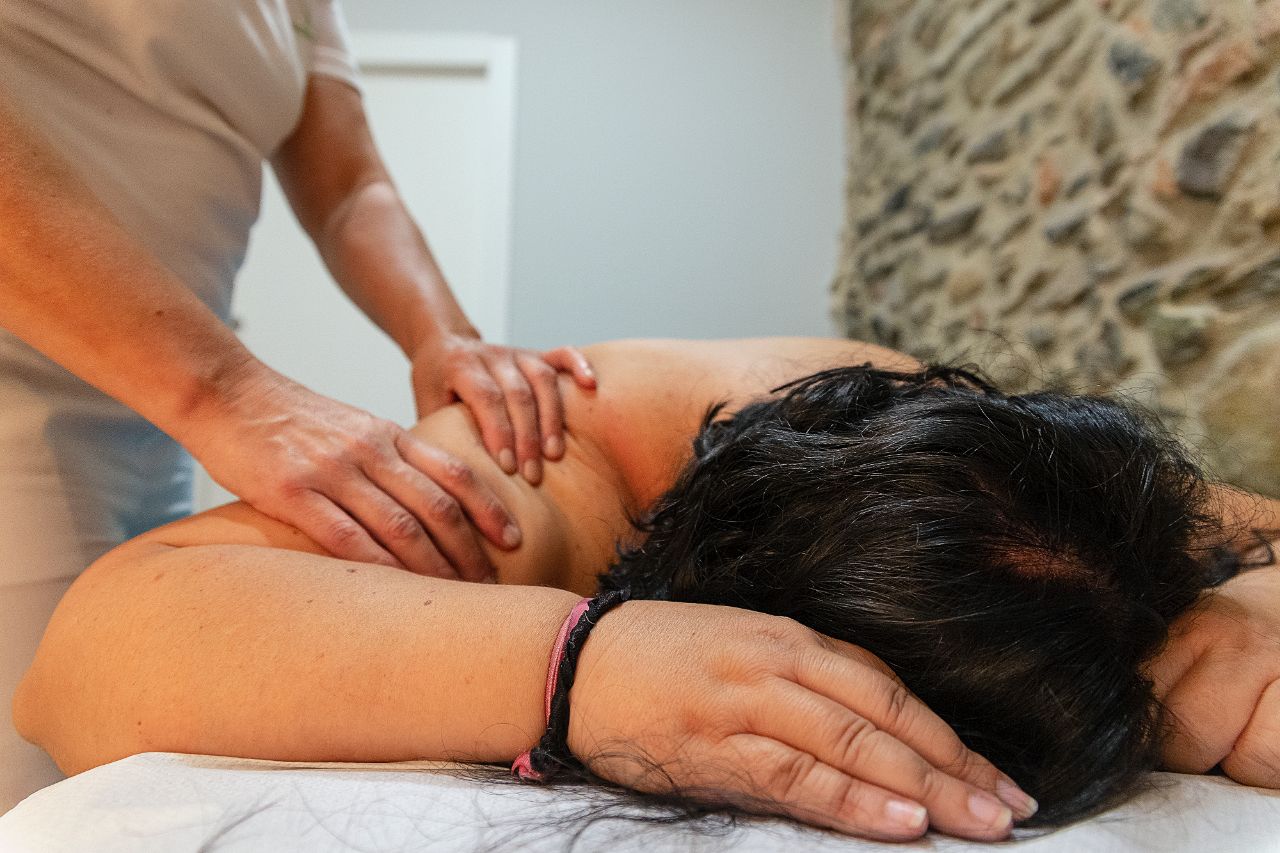 Viviana Althaus realizando una sesión de quiromsaje a una clienta en su oficina de Sant Celoni.