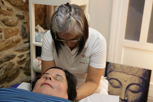 Viviana Althaus Peralta realizando una sesión de terapia craneosacral a una clienta en Sant Celoni.