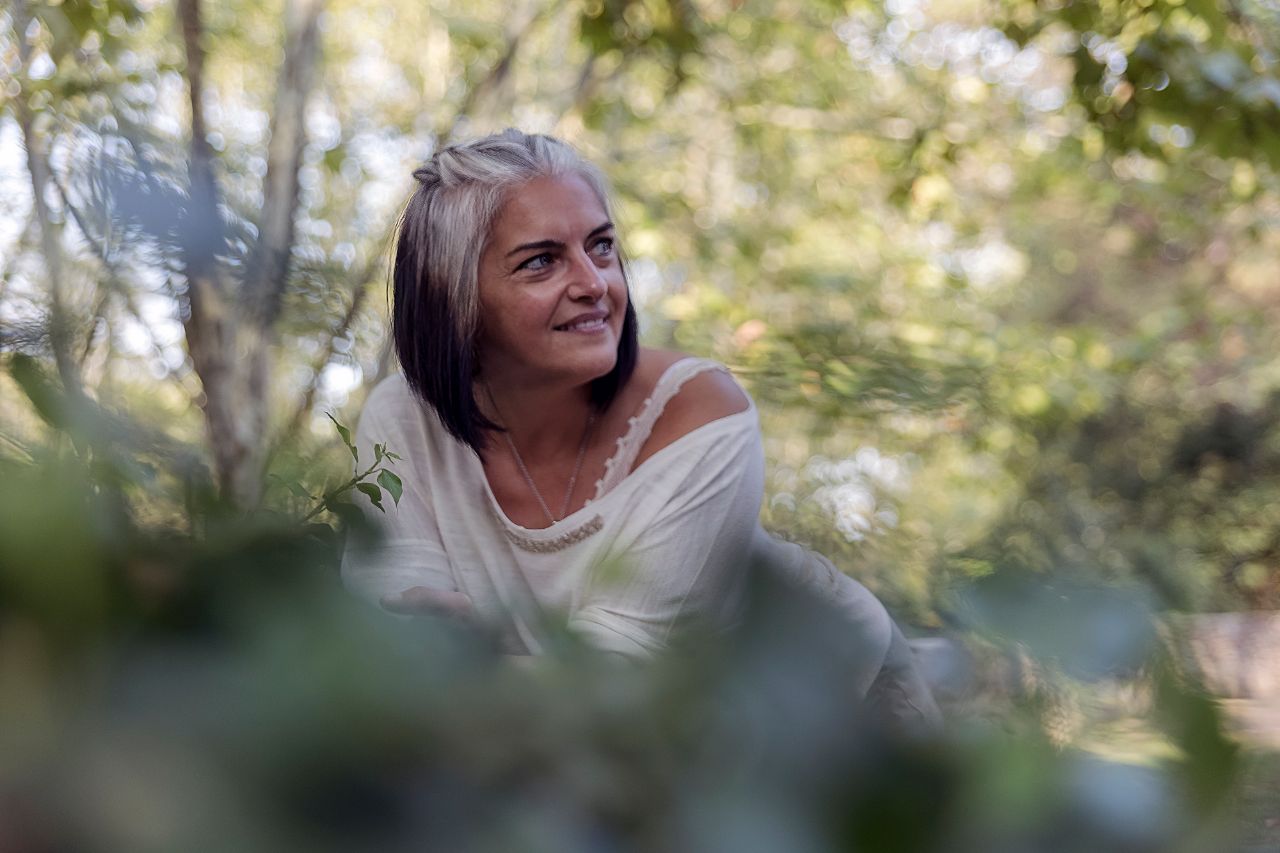 Viviana Althaus sentada en el bosque. Terapeuta Sant Celoni que realiza flores de bach Sant Celoni
