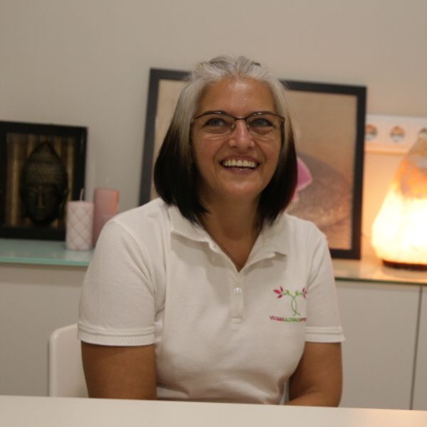 Viviana Althaus Peralta sonriendo. Terapeuta Sant Celoni que realiza constelaciones familiares